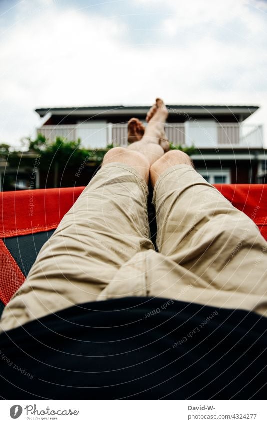 die Füße baumeln lassen - das Leben genießen ausruhen Füße hoch Garten Auszeit Pause chillen draußen entspannen Zufriedenheit Gelassenheit Sommer Erholung