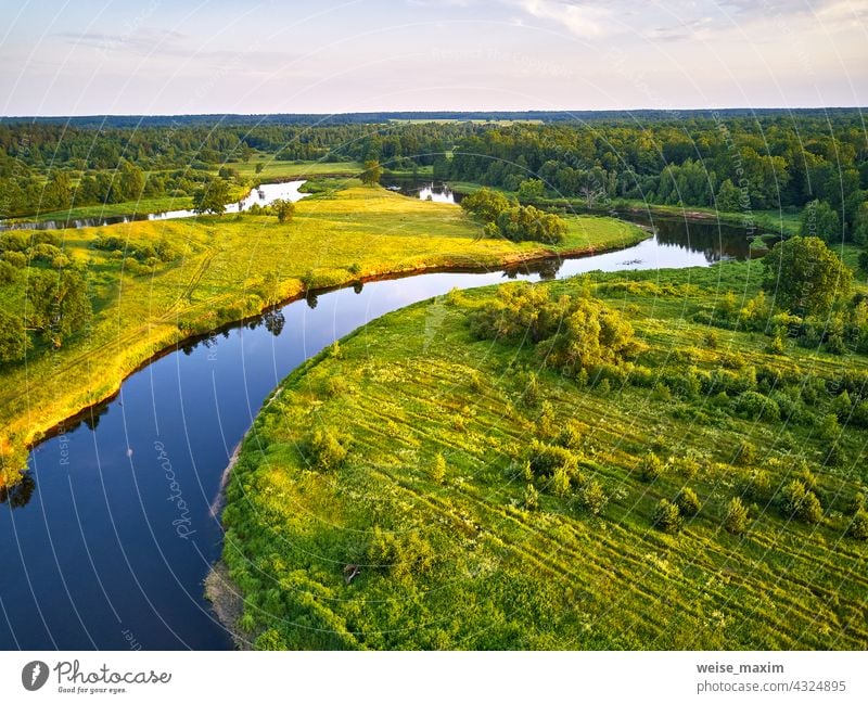 Luftaufnahme von Fluss in grünen Wiesen, schönes Sonnenuntergangslicht. Mäander Abendpanorama Sommer Landschaft Natur Baum Antenne Wald Wasser Irrfahrt Eiche