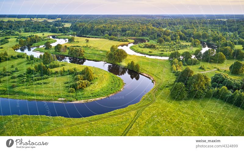 Mäander Abendpanorama. Eichenbäume am Ufer des Svilsoch. Sommer sonnige Landschaft Fluss Natur Baum grün Antenne Wald Wasser Irrfahrt Hintergrund schön Ansicht