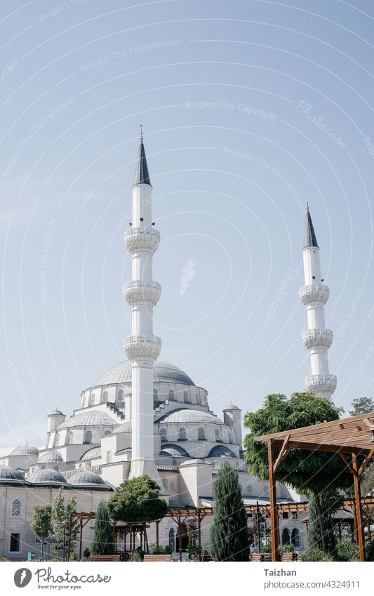 Ramadan Eid Konzept Hintergrund . Moschee Nahaufnahme Ansicht . Bischkek , Kirgisistan Religion Sonnenuntergang Architektur reisen Abenddämmerung Islam blau