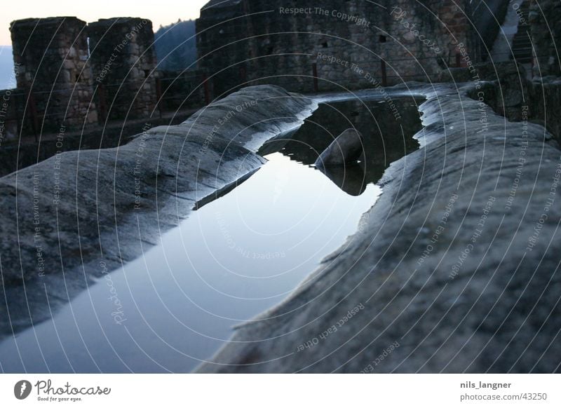 Wasserspiegel dunkel Spiegel Spiegelbild grau Licht Stein alt Schatten Burg oder Schloss