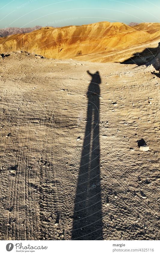 besetzt | hier stehe ich Schatten Außenaufnahme Wüste Natur Landschaft Ferien & Urlaub & Reisen Reifenspuren Ferne steinig Berge nahost Sand Abenteuer