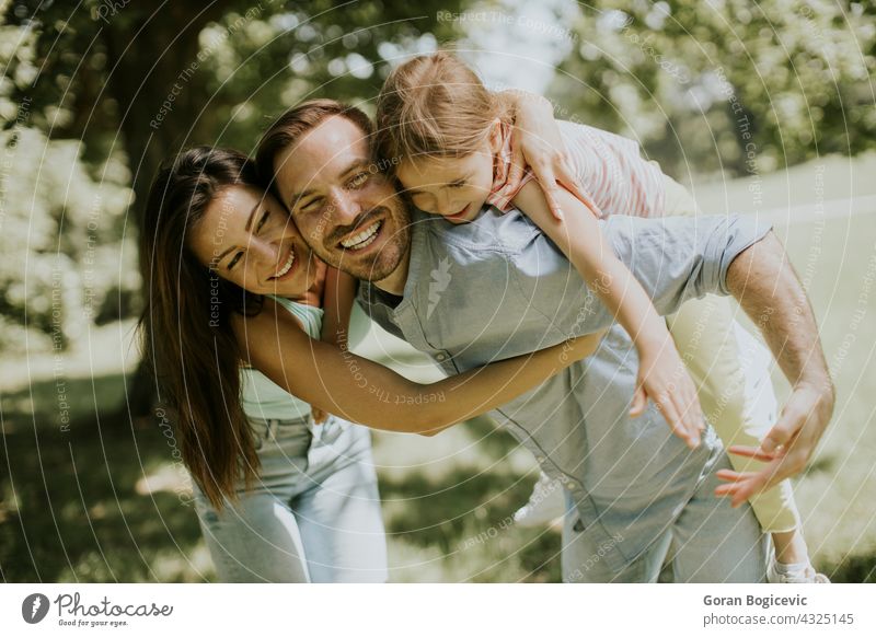 Glückliche junge Familie mit niedlichen kleinen Tochter haben Spaß im Park an einem sonnigen Tag Erwachsener schön Kaukasier heiter Kind Kindheit Paar Papa