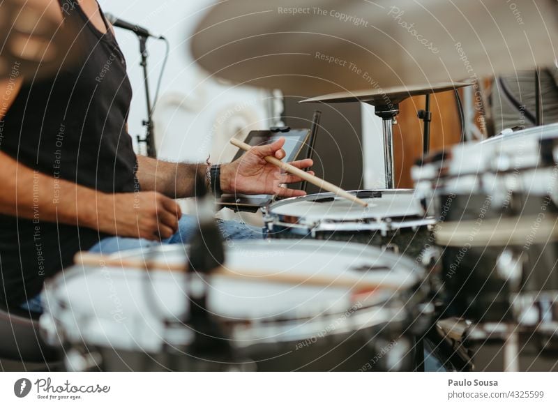 Mann spielt Schlagzeug Trommel Schlagzeuger Trommelschlegel Schlaginstrumente Innenaufnahme Klang Instrument Musikinstrument Rhythmus schlagen Musiker Stöcke