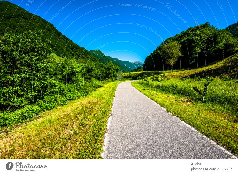 2021 06 13 Lessinistraße im Tal Straße Frühling Land Natur Landschaft grün Asphalt Sommer ländlich Weg Himmel Autobahn reisen blau Gras Feld Baum im Freien