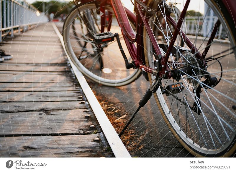 Fahrradparken in der Nebenstraße Straße Großstadt Sport reisen Verkehr Person Rad Mitfahrgelegenheit Transport Fahrzeug urban Lifestyle Zyklus Rahmen Gesundheit