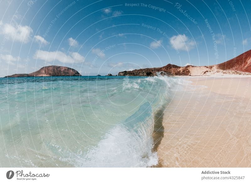 Sandstrand und blaues Meer an einem sonnigen Tag Strand MEER Meereslandschaft Seeküste Sommer Ufer türkis Meeresufer malerisch Landschaft Küste Küstenlinie