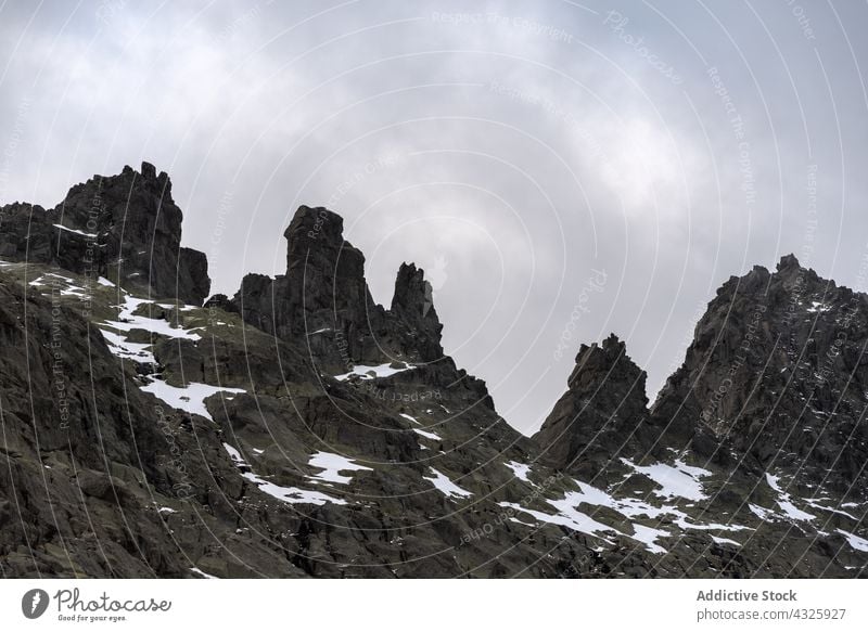 Spektakuläre Berge mit Schnee in der Sierra de Gredos, Spanien Himmel Natur Landschaft Berge u. Gebirge Nebel im Freien schön blau reisen Cloud Ansicht