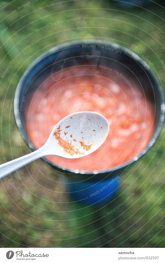 Kochen I Lebensmittel Ernährung Essen Pfanne Löffel Ferien & Urlaub & Reisen Tourismus Camping Campingplatz gaskocher kochen & garen rot Außenaufnahme unterwegs