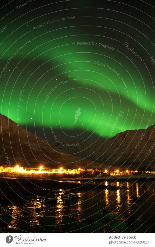 Spektakuläre Nordlichter in Tromso Aurora Kattfjorden Insel Kvalya Region Norwegen Winter Nacht borealis Landschaft Island Norden Raum Himmel nördlich