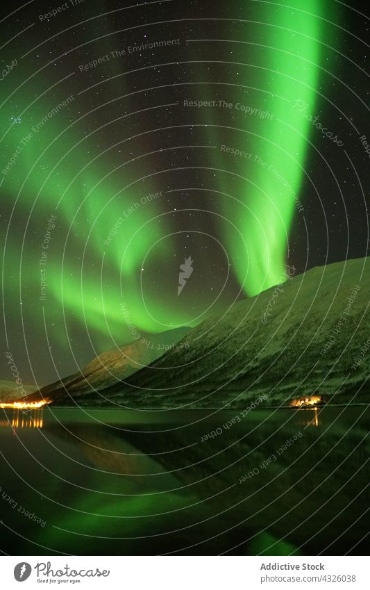 Spektakuläre Nordlichter in Tromso Aurora Kattfjorden Insel Kvalya Region Norwegen Winter Nacht borealis Landschaft Island Norden Raum Himmel nördlich