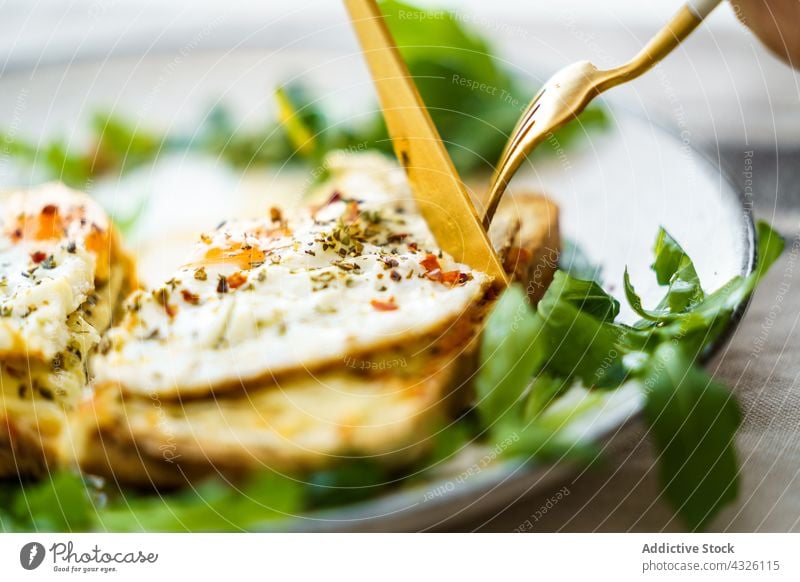 Anonyme Person isst Toast mit Eiern und Käse Lebensmittel Gesundheit Mahlzeit Teller Küche Speise Mittagessen Nahaufnahme Gemüse Diät Abendessen Frühstück Brot