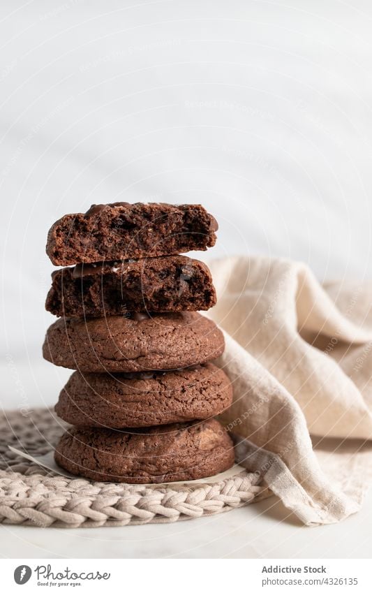 Stapel leckerer Schokoladenkekse auf dem Tisch Keks Haufen Roggen süß Dessert geschmackvoll selbstgemacht Gebäck Teller Weide Biskuit Snack Bäckerei kulinarisch