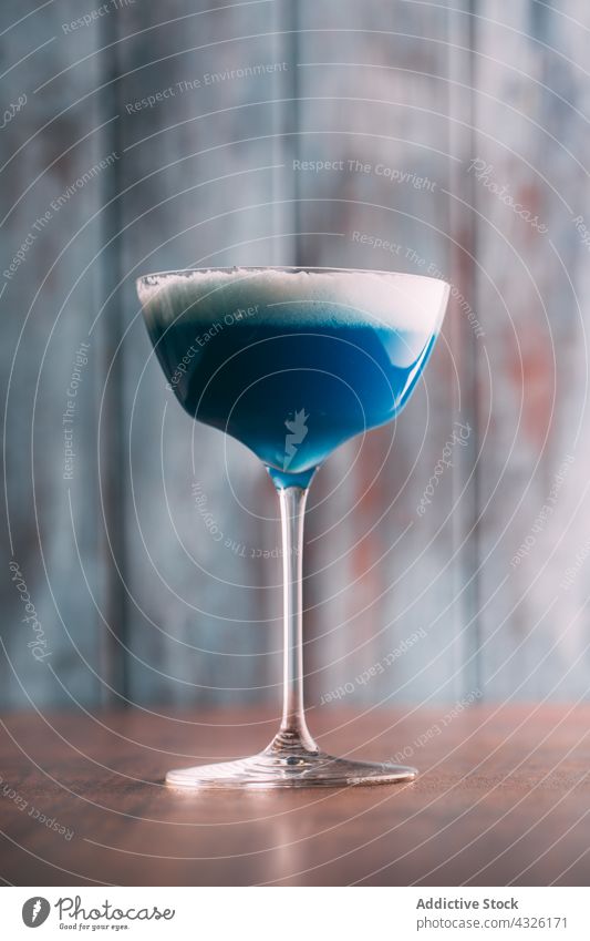 Blauer Cocktail Alkohol Hintergrund Barmann Barkeeper Getränk blau Bokeh kalt trinken Eiweiß Lebensmittel frisch Frucht Garnierung Gin Glas Schnaps Mixologe