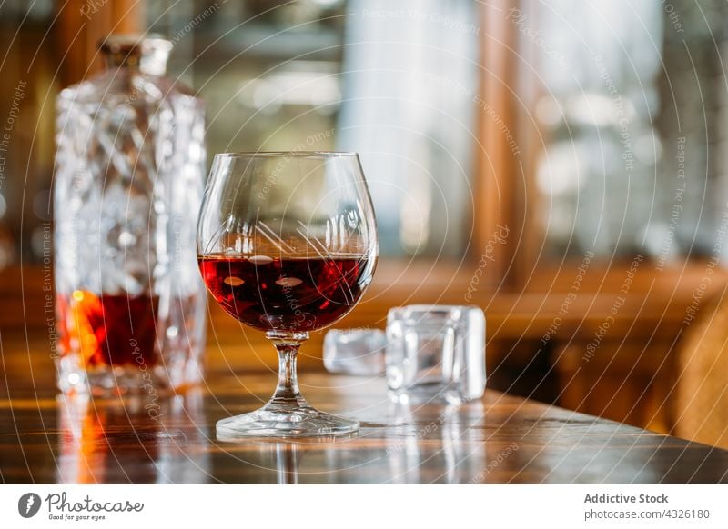 Cognacglas auf Holztisch mit natürlichem Licht Alkohol Hintergrund Barmann Barkeeper Getränk Bokeh Bourbon Cocktail trinken Lebensmittel Glas Lichter Schnaps