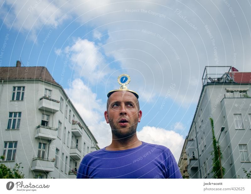 Wo ist Potti? Mann Erwachsene 30-45 Jahre Dadaismus Wolken Sommer Fassade Balkon Verschlussdeckel kurzhaarig Blick frech Freude Perspektive Rätsel Pokal