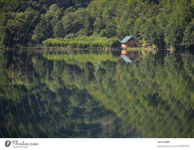 Spiegelung II Haus Traumhaus Hausbau Renovieren Wasser Sommer Baum Wald Seeufer Bucht Bosnien-Herzegowina Dorf Menschenleer Einfamilienhaus ästhetisch einfach