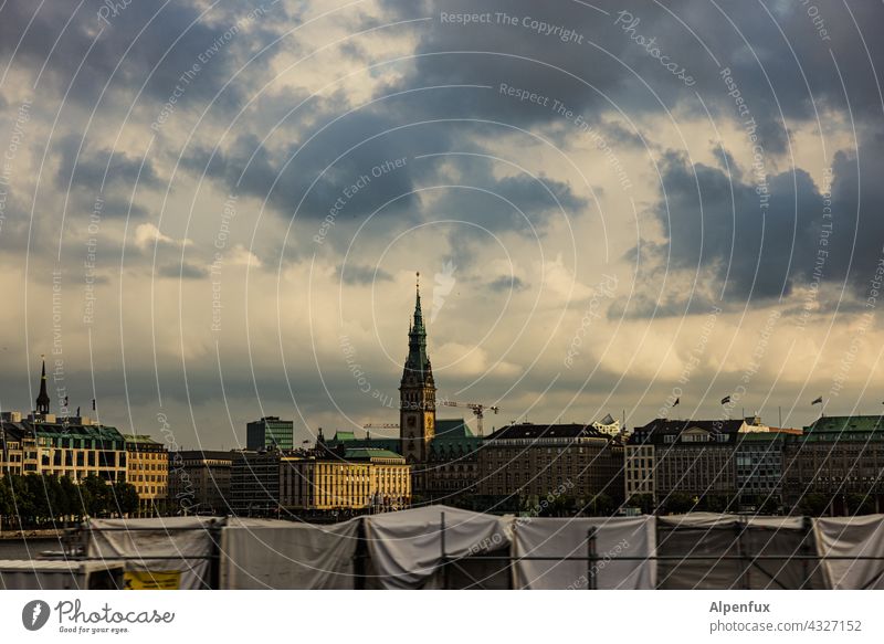 Baugrundstück am See Hamburg Alster Skyline Außenaufnahme Binnenalster Hafenstadt Stadtzentrum Farbfoto Menschenleer Wasser Himmel Sehenswürdigkeit Tourismus