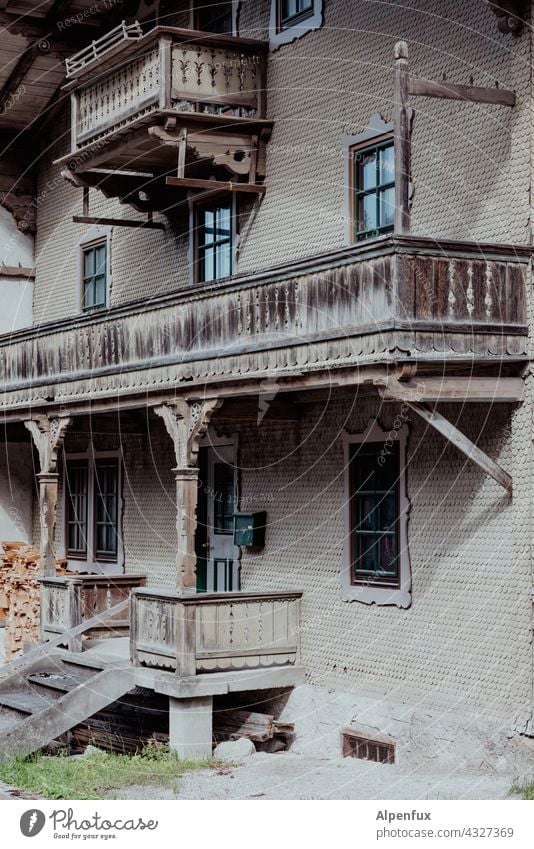 Damals Holzbalkon altes haus Haus altes Haus Architektur Gebäude Menschenleer Fassade Außenaufnahme Dorf Holzhaus Schindeln Schindelwand schindelfassade