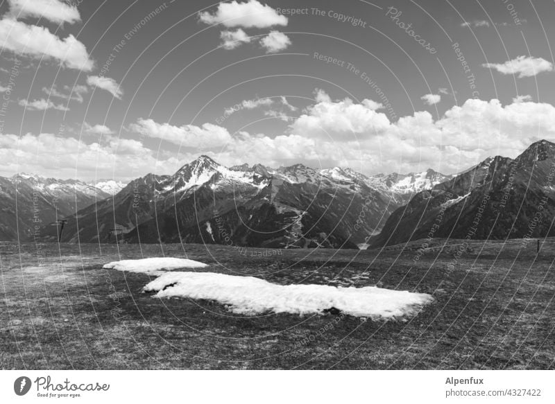 Schnee von vorgestern - wieso liegst du hier noch rum - geh doch nach Hause Berge u. Gebirge Aussicht Panorama (Aussicht) altschnee Alpen Wolken Gipfel