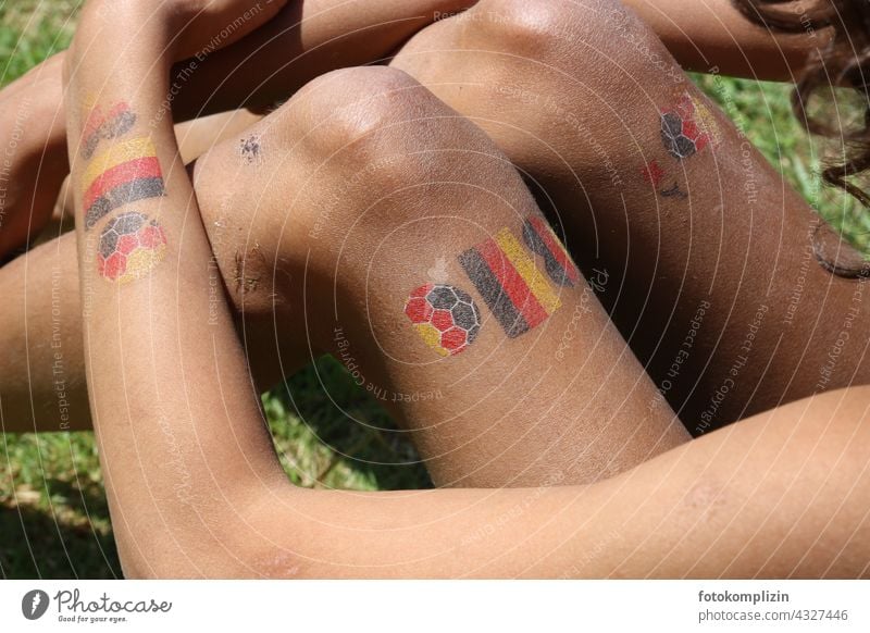 Kinder-Tattoos mit deutschem Fußball-Motiv auf Armen und Beinen eines Mädchen tätowiert Nationalität WM EM Deutschland Deutschlandfahne