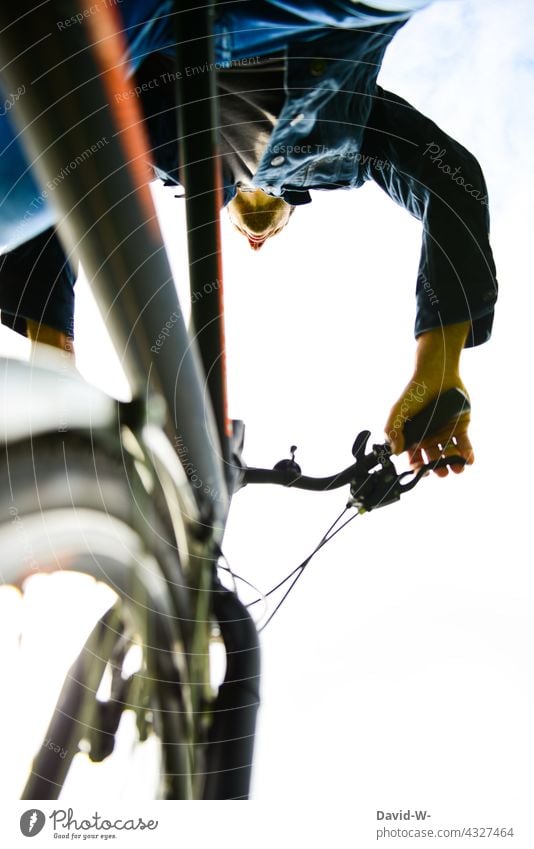 Mann fährt mit dem Fahhrad Fahrradfahren Rad besonders Bewegung Fahrradtour Wege & Pfade unterwegs Mobilität Froschperspektive