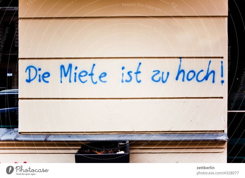 Die Miete ist zu hoch! aussage botschaft farbe gesprayt grafitti grafitto illustration kunst mauer message nachricht parole politik sachbeschädigung schrift