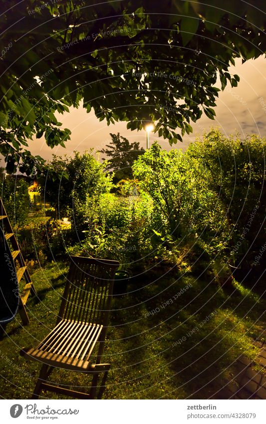 Nachts im Garten again abend ast baum dunkel dämmerung erholung erwachen ferien garten himmel kleingarten kleingartenkolonie knospe menschenleer nacht natur