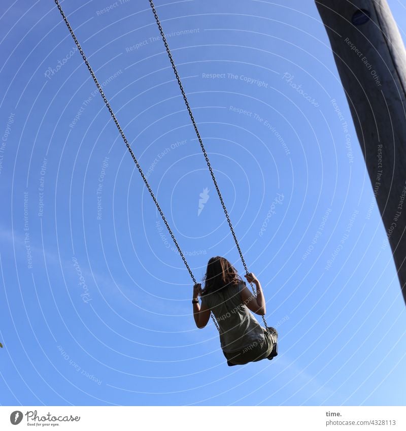 ParkTourHH21 | Ticket zum Himmel frau schaukel himmel sitzen freizeit sport spaß erholung halten festhalten fliegen baumstamm schaukelgerüst langhaarig freiheit