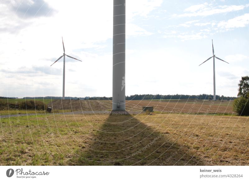 Windräder werfen dicke Schatten. Windkraft ohne Abstansregel. 10-H-Regel Windrad Erneuerbare Energie Windkraftanlage Energiewirtschaft 10 h Regel Himmel