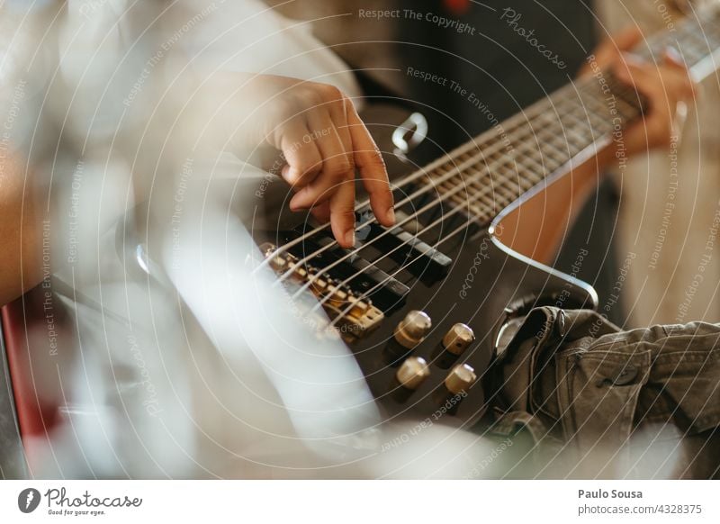 Nahaufnahme Mann spielt Bassgitarre Bassist Streichinstrumente Schnur Musik Musiker Musikinstrument Elektrobass musizieren Rockmusik Farbfoto Klang Konzert