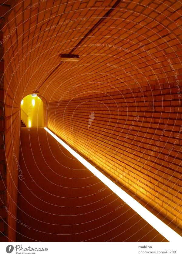 den Gang entlang... (2) Licht rot Backstein Linie Tunnel Wand Architektur Stein Bodenbelag Flur leer Menschenleer Zentralperspektive Fluchtlinie Fluchtpunkt