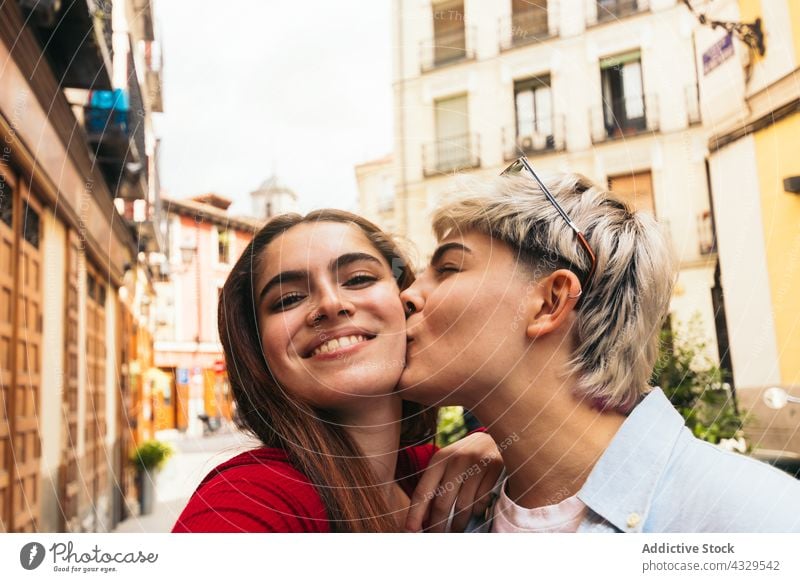 selfie Foto von zwei Schönheit Mädchen küssen auf die Wange Glück Selfie schön jung Spaß Menschen Frau Freundschaft Porträt Lifestyle Lächeln Freunde