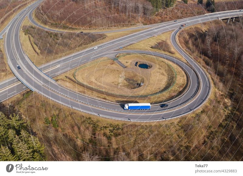 ein LKW auf einer Autobahnlandschaft von oben Lkw auf der Autobahn Autos Raserei Transport Transport von oben moderne Autobahn Beton Autobahnausfahrt