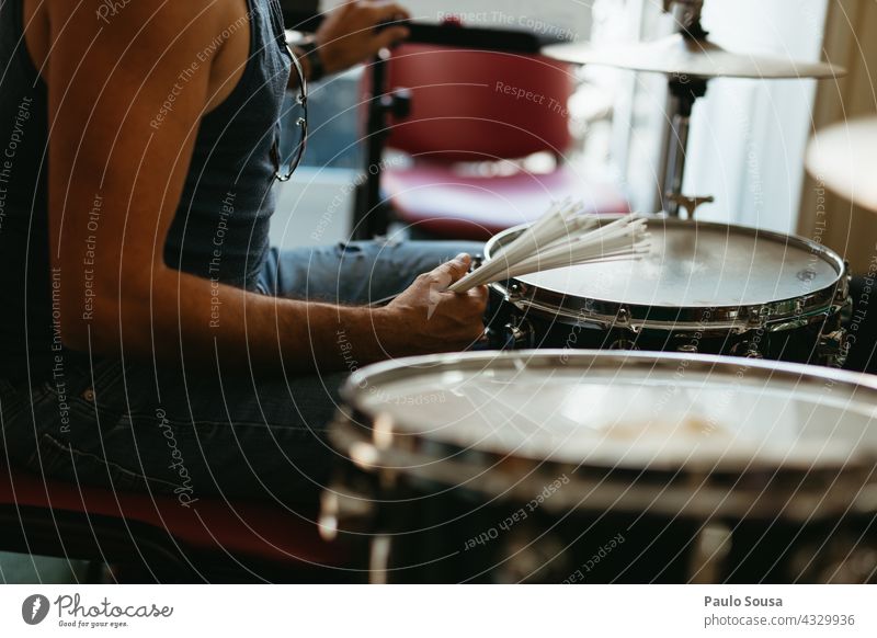 Mittelteil Mann hält Trommelstock Schlagzeug Schlagzeuger Trommelschlegel Trommelstöcke Musik Musiker Musikinstrument Konzert Snare Entertainment gutaussehend