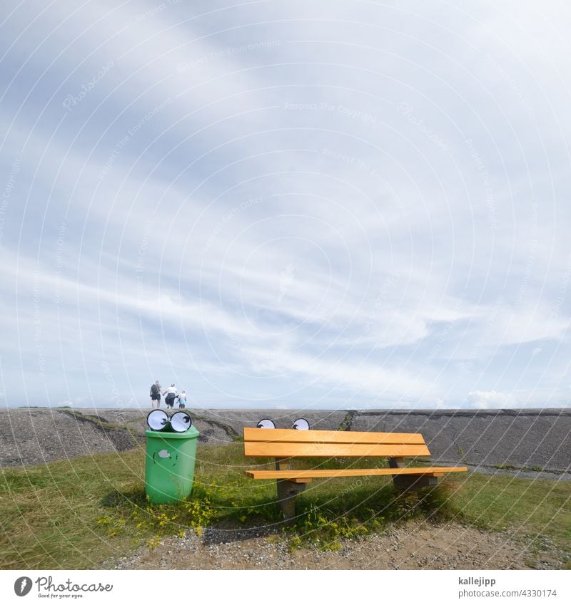 deichspaziergang Deich Augen Comic Mülleimer Bank Urlaub Außenaufnahme Himmel grün ruhig Farbfoto Erholung blau Menschenleer Wiese Wolken Gras Nordsee Sommer