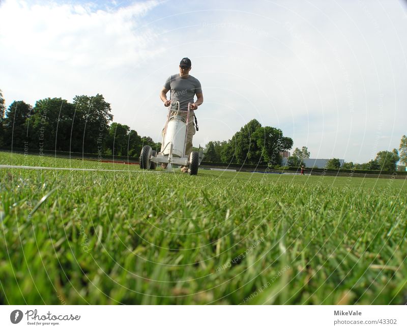 Abkreiden. kennzeichnen Spielfeld Wiese Linie Sport Kreide Rasen Football