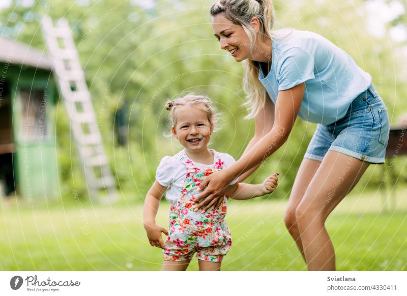 Die Mutter und ihre kleine Tochter spielen im Freien. Das Konzept einer glücklichen Kindheit und Mutterschaft Baby Spaß Glück Garten Mama niedlich jung Mädchen