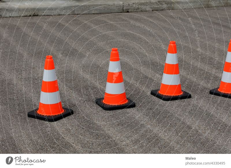 Verkehrsleitkegel auf der Straße sichern die Arbeit Zapfen Sicherheit Zeichen Konstruktion Symbol Ermahnung vereinzelt Kunststoff stoppen Ikon Barriere wach