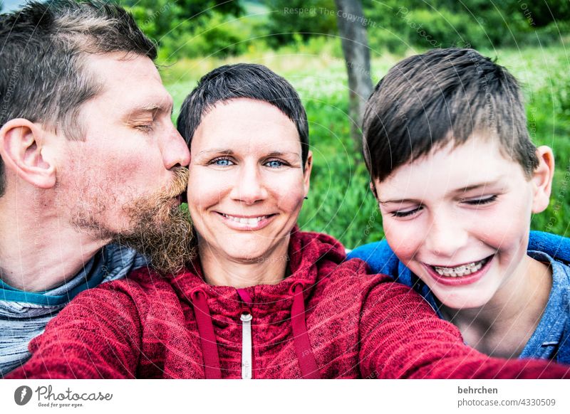 sonntagsfamilienkuschelzeit lachen sanft Bart Nahaufnahme Kontrast Licht Tag Warmherzigkeit Paar zufrieden Küssen Zärtlichkeiten Gefühle zärtlich Berührung