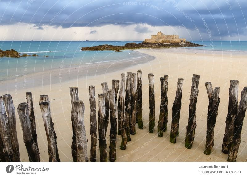 Fort National in Saint-Malo und Wellenbrecher-Stämme am Strand von Eventail Frankreich bretagne Bretagne Küstenlinie Insel Landschaft malo national Heilige