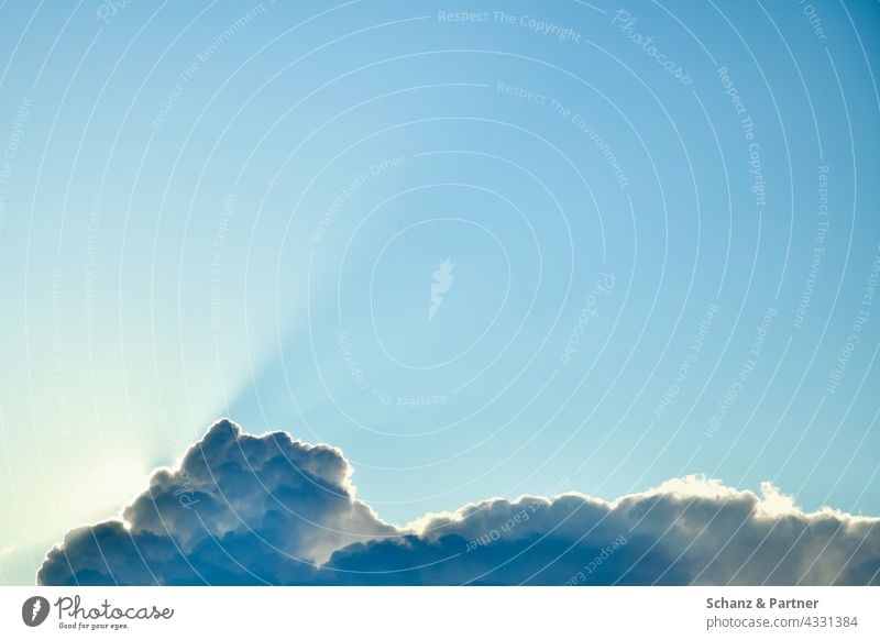 Sonnenstrahl hinter den Wolken Himmel blauer Himmel himmelblau Lichtstimmung Blauer Himmel Sommer Natur Schönes Wetter Horizont