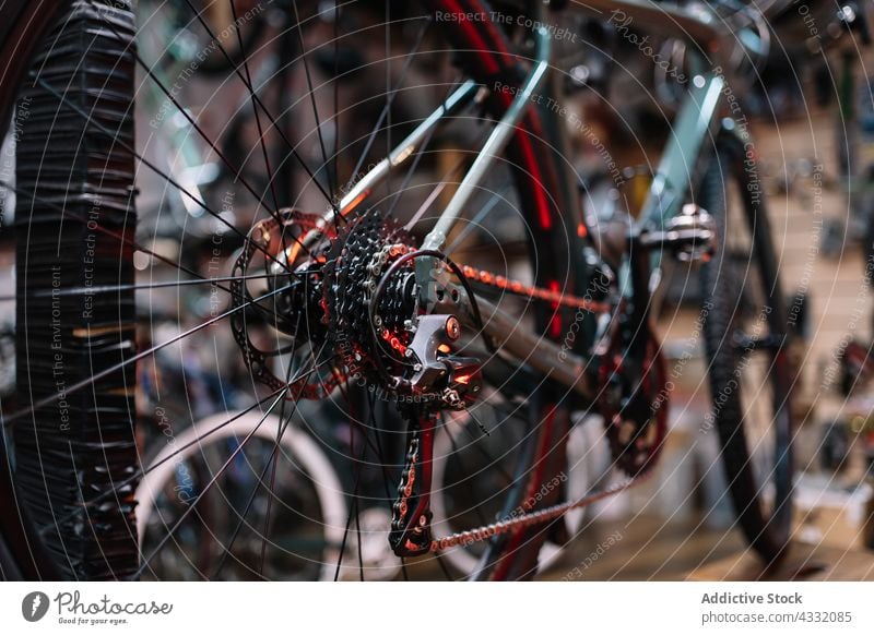 Fahrrad in der Werkstatt während der Reparatur Kettenschaltung Flugzeugwartung Detailaufnahme selten Rad anketten Fahrzeug Verkehr Dienst fixieren Garage Metall