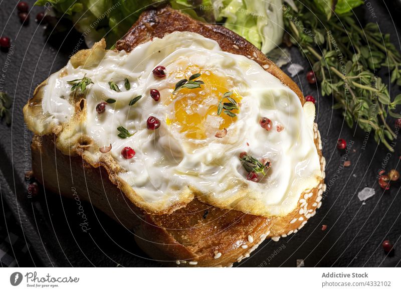 Spiegelei auf Brioche mit Kopfsalat auf schwarzem Tablett gebraten Ei Frühstück appetitlich Ernährung dienen Teller Tisch Lebensmittel lecker Mahlzeit Speise