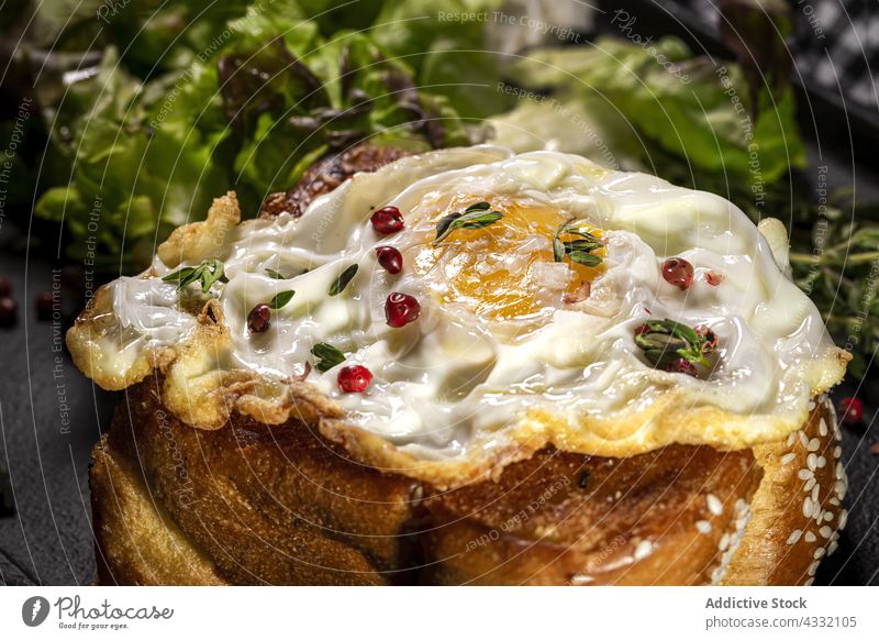 Spiegelei auf Brioche mit Kopfsalat auf schwarzem Tablett gebraten Ei Frühstück appetitlich Ernährung dienen Teller Tisch Lebensmittel lecker Mahlzeit Speise