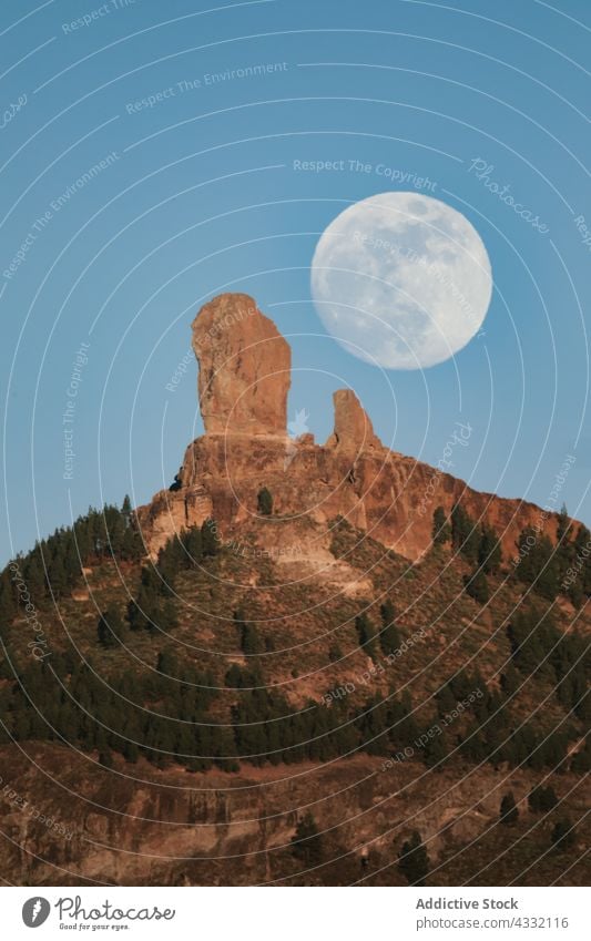 Vollmond über felsigem Berg Mond Berge u. Gebirge satt Felsen Natur Wald Abend Landschaft Gipfel Sommer Himmel Umwelt malerisch wild spektakulär Ambitus