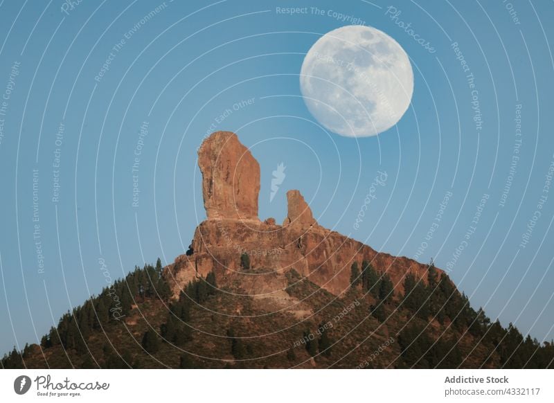 Vollmond über felsigem Berg Mond Berge u. Gebirge satt Felsen Natur Wald Abend Landschaft Gipfel Sommer Himmel Umwelt malerisch wild spektakulär Ambitus