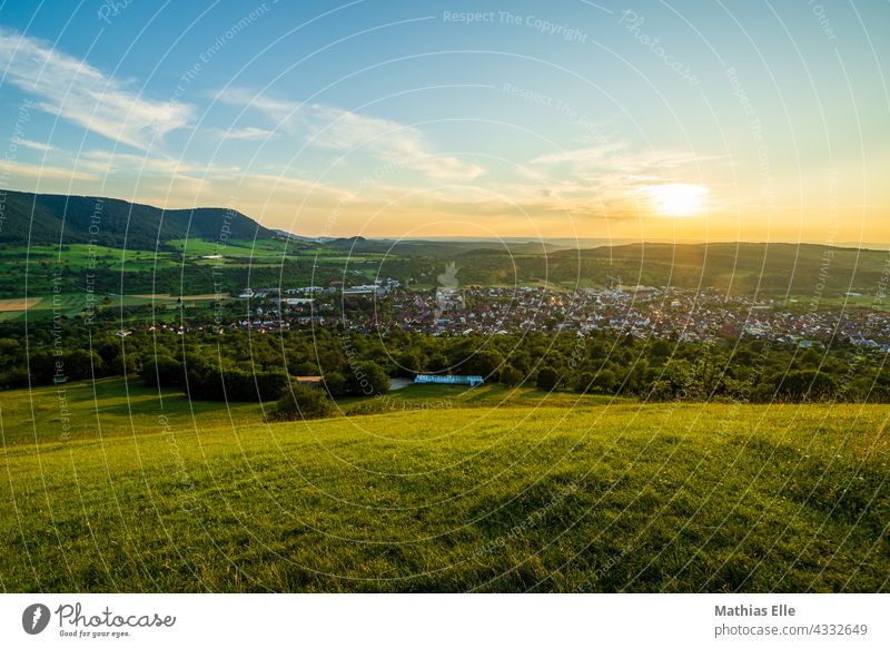 Sonnenuntergang am Rand der Schwäbischen Alb Hügel Hügelkette Schwäbische Alb hügelig Abendsonne Wiese Grün Natur Landschaft Abendstimmung Abenddämmerung