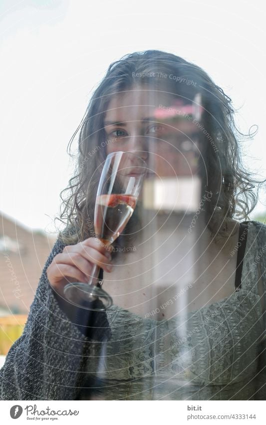 Junge Frau trinkt Sekt mit Früchten. teenager Feiern Prosecco trinken halten Feste & Feiern festhalten Alkohol Glas Champagner Getränk Sektglas Lifestyle Party