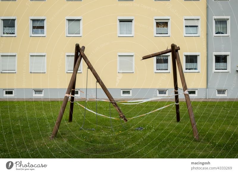 Ausgeschaukelt Schaukel kaputt Spielplatz Spielen Kindheit schaukeln Menschenleer Lebensfreude Fröhlichkeit Kinderspiel Außenaufnahme Freizeit & Hobby Bewegung